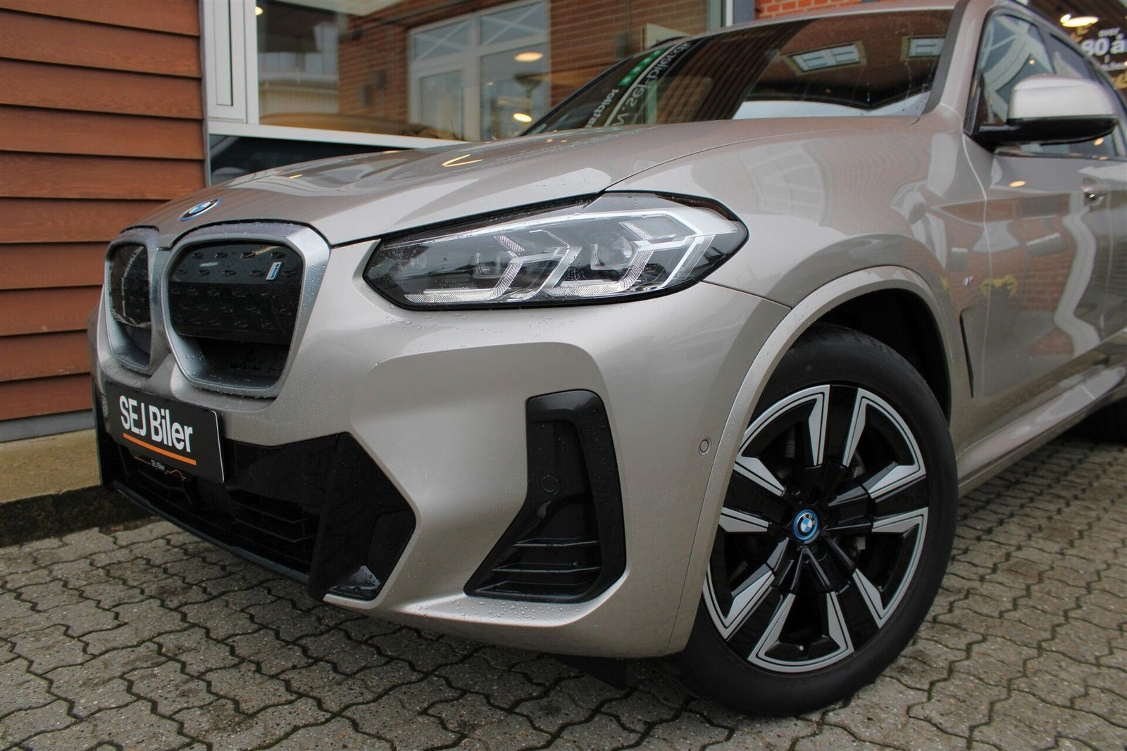 Orange BMW iX3 fra 2023
