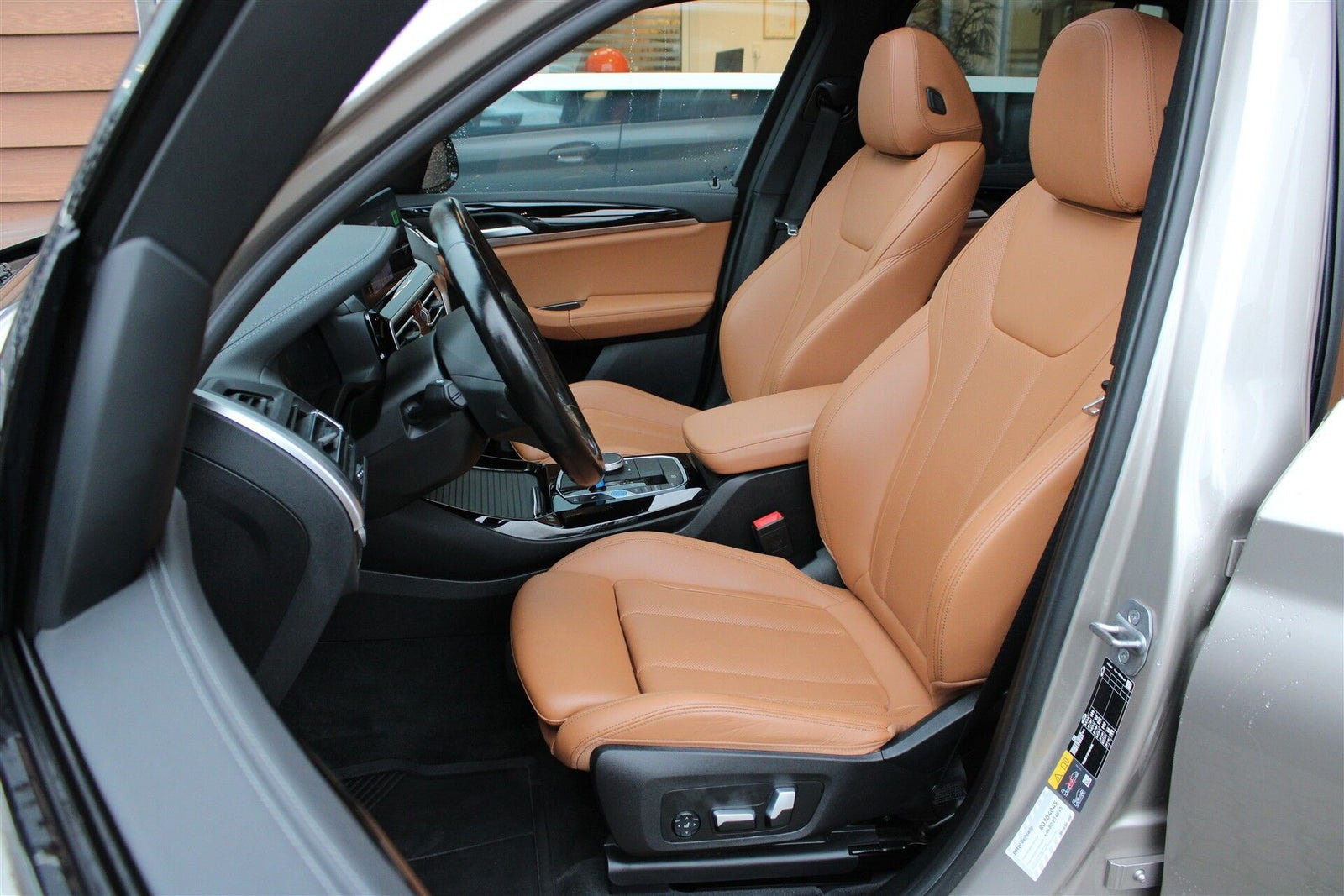 Orange BMW iX3 fra 2023