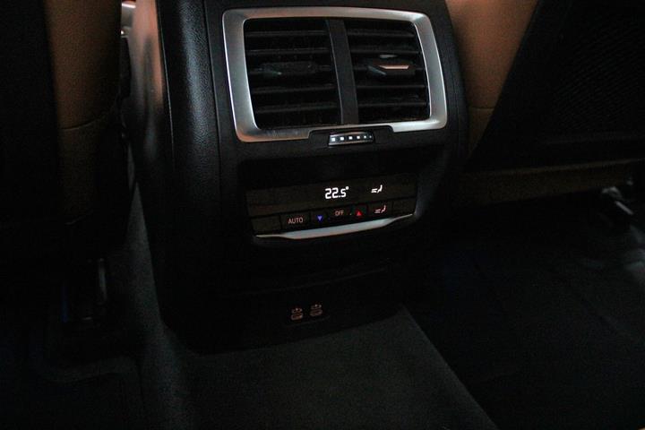 Orange BMW iX3 fra 2023