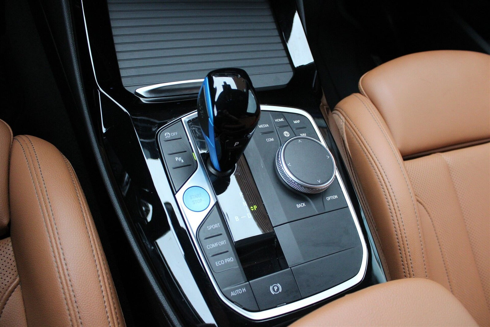 Orange BMW iX3 fra 2023
