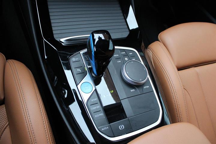 Orange BMW iX3 fra 2023