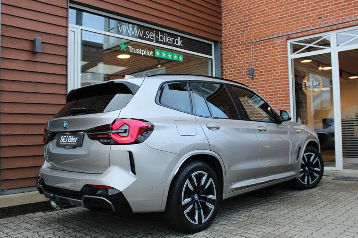 Orange BMW iX3 fra 2023