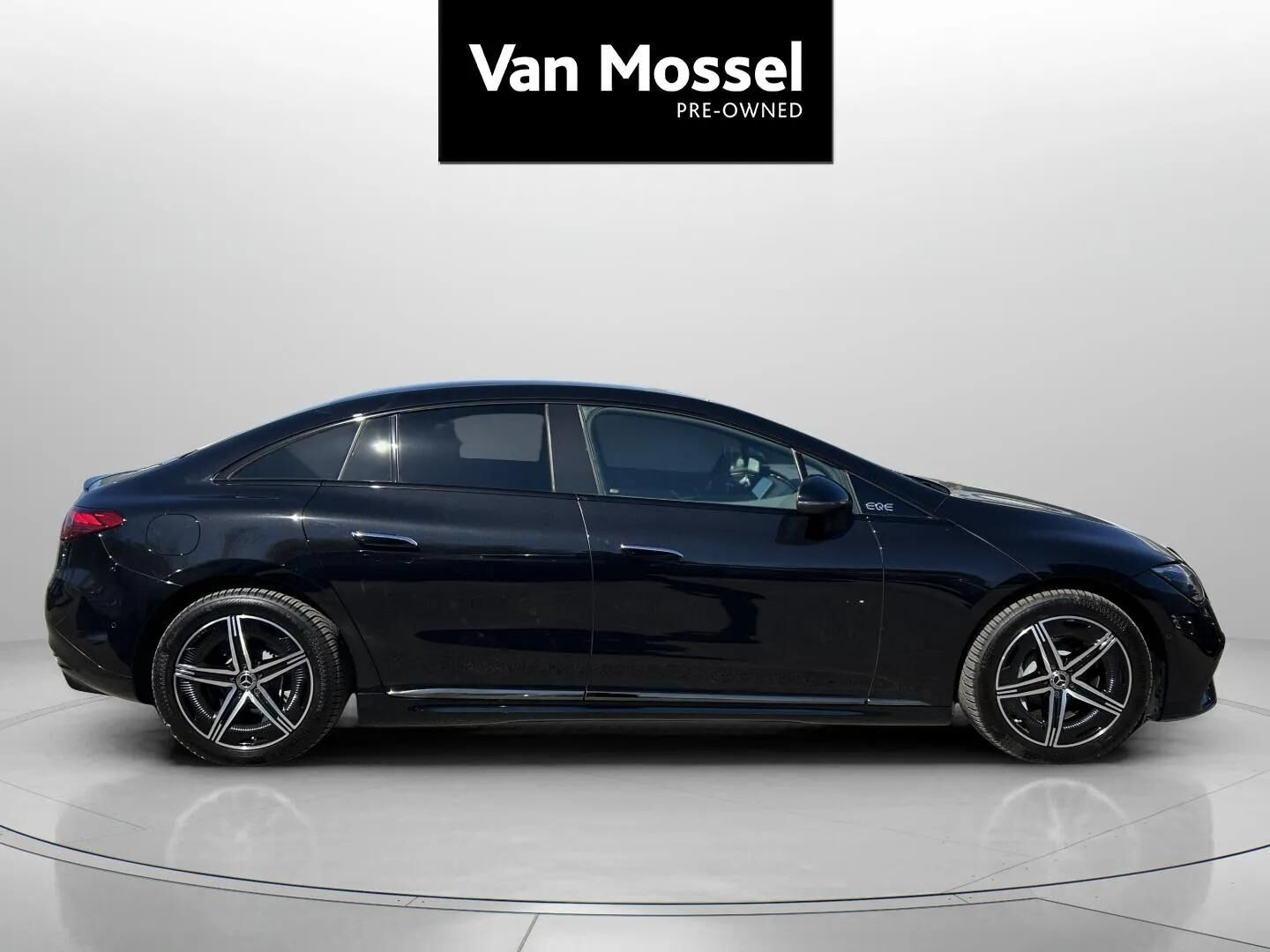 Sort Mercedes EQE 350+ fra 2025