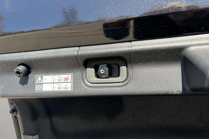 Sort Mercedes EQE 350+ fra 2025