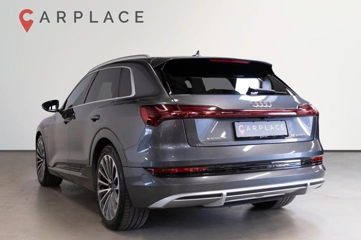 Grå Audi e-tron fra 2022