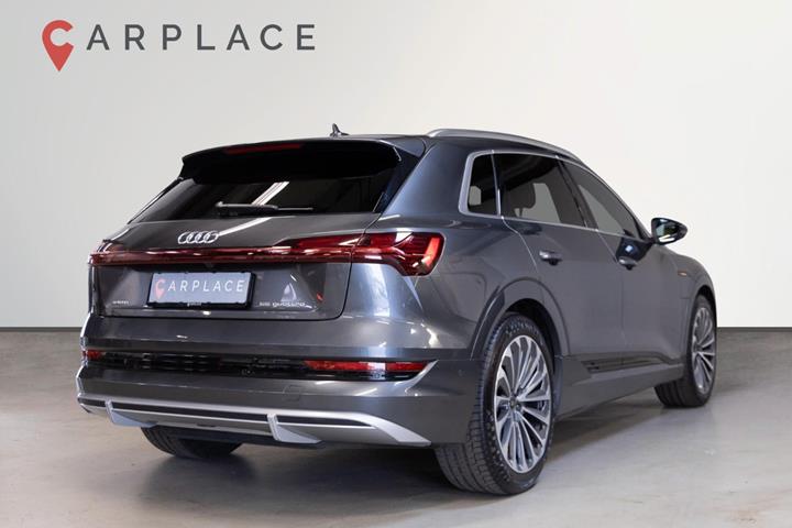 Grå Audi e-tron fra 2022