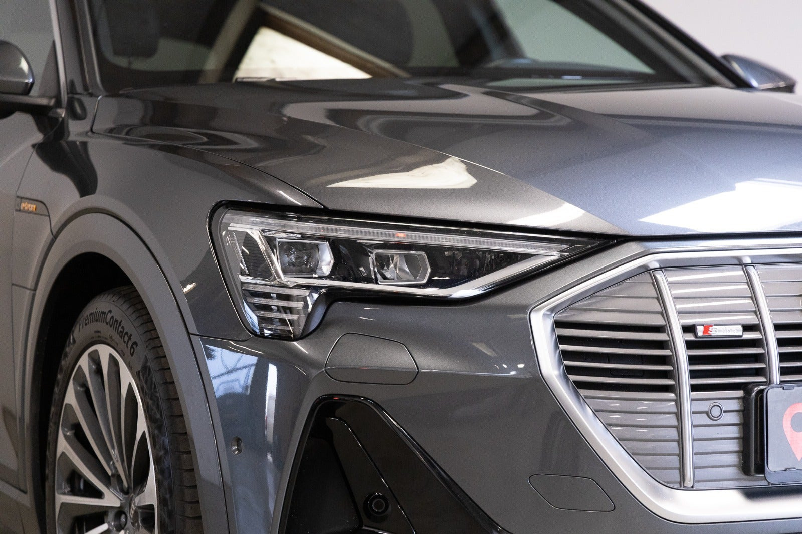 Grå Audi e-tron fra 2022