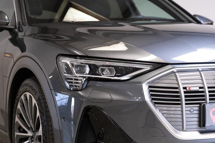 Grå Audi e-tron fra 2022