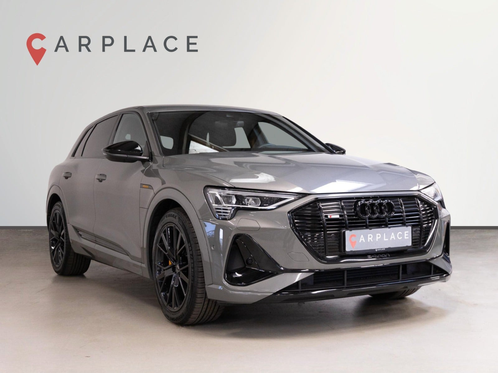 Grå Audi e-tron fra 2022