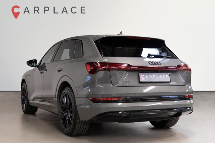 Grå Audi e-tron fra 2022