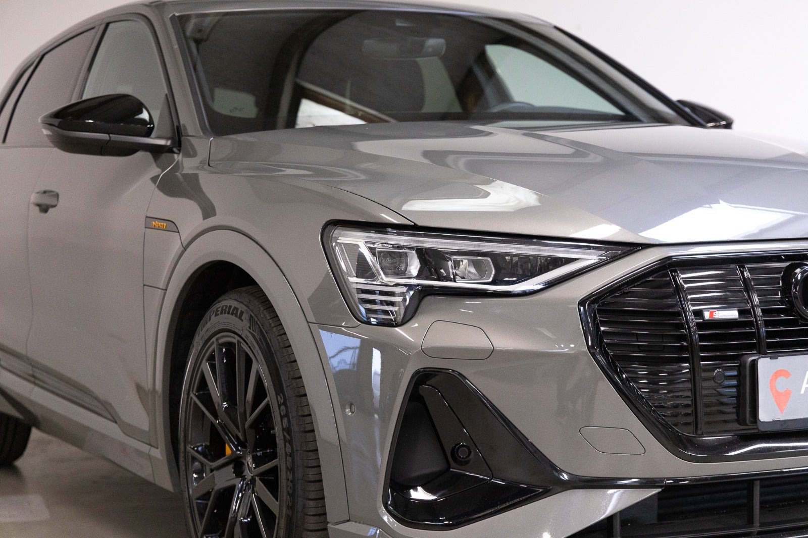 Grå Audi e-tron fra 2022