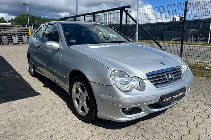 Sølv Mercedes C180 fra 2006