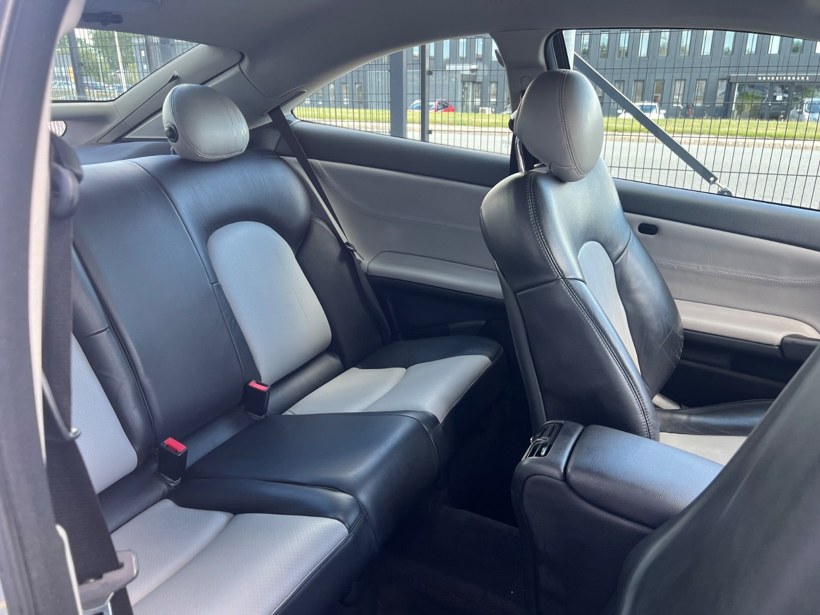 Sølv Mercedes C180 fra 2006