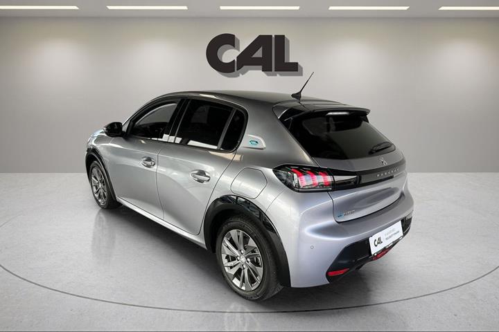 Sølv Peugeot e-208 fra 2022