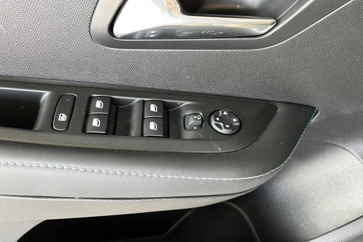 Sølv Peugeot e-208 fra 2022