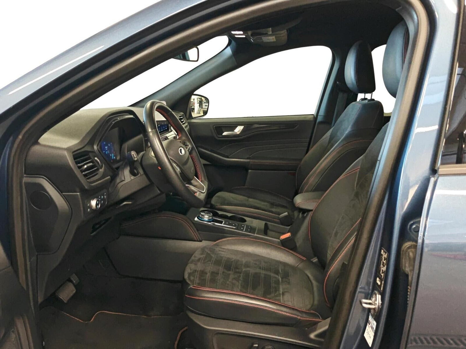 Blå Ford Kuga fra 2022