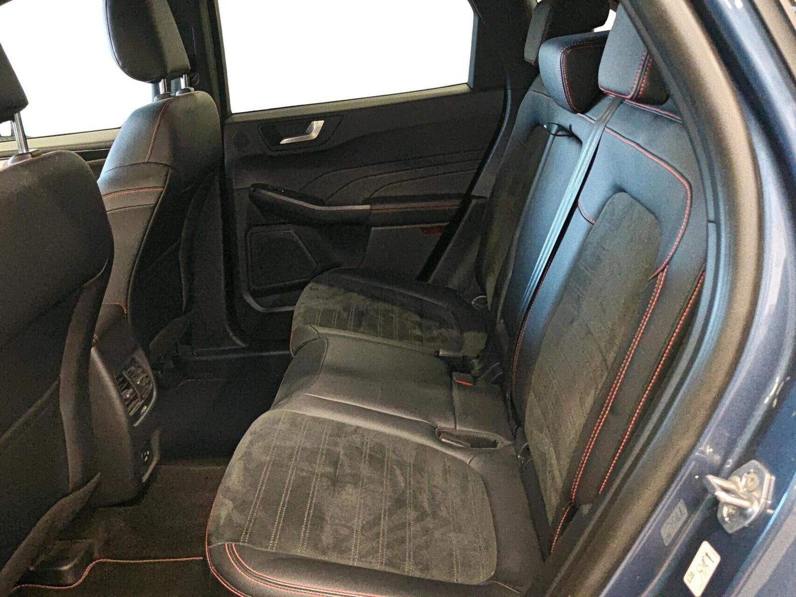 Blå Ford Kuga fra 2022