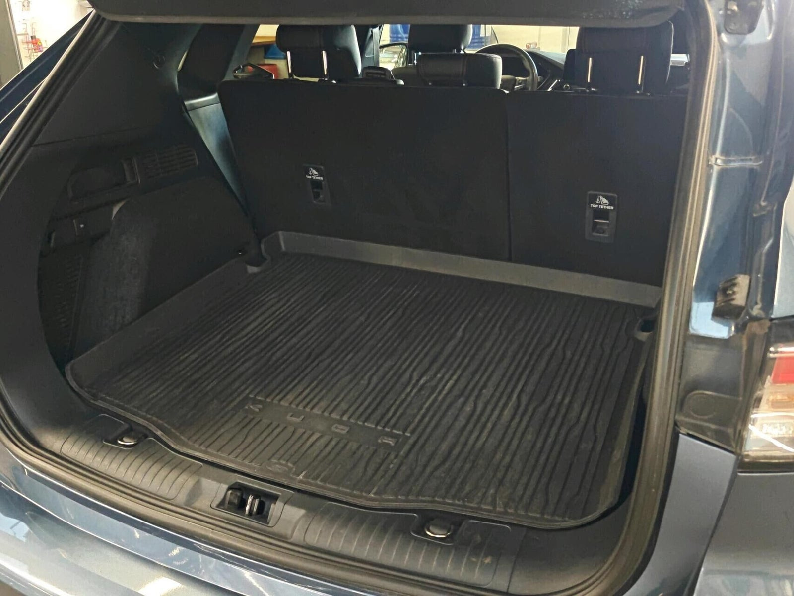 Blå Ford Kuga fra 2022