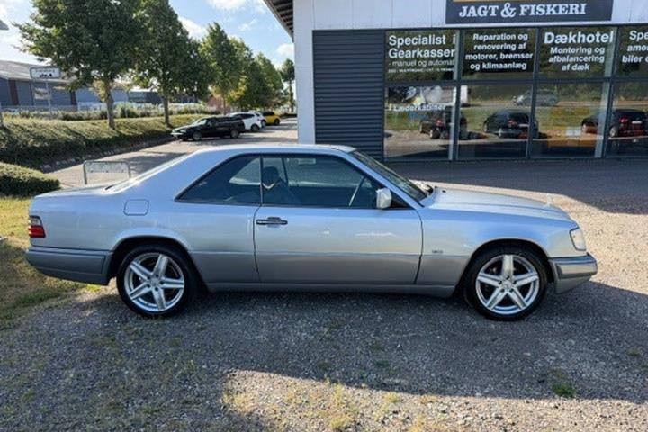 undefined Mercedes 220 E fra 1994