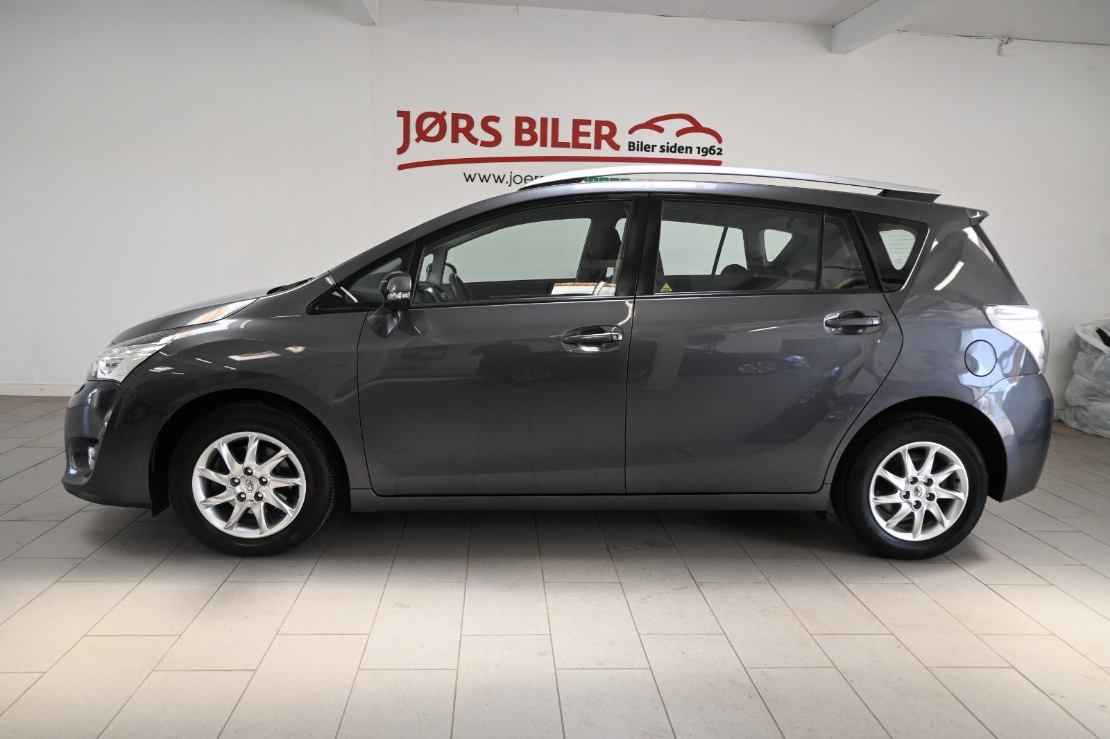 Grå Toyota Verso fra 2013