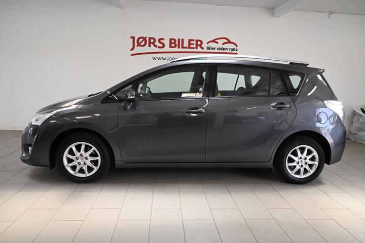 Grå Toyota Verso fra 2013