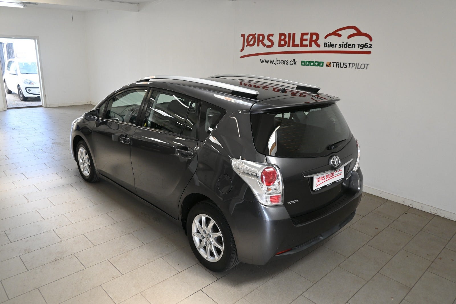 Grå Toyota Verso fra 2013
