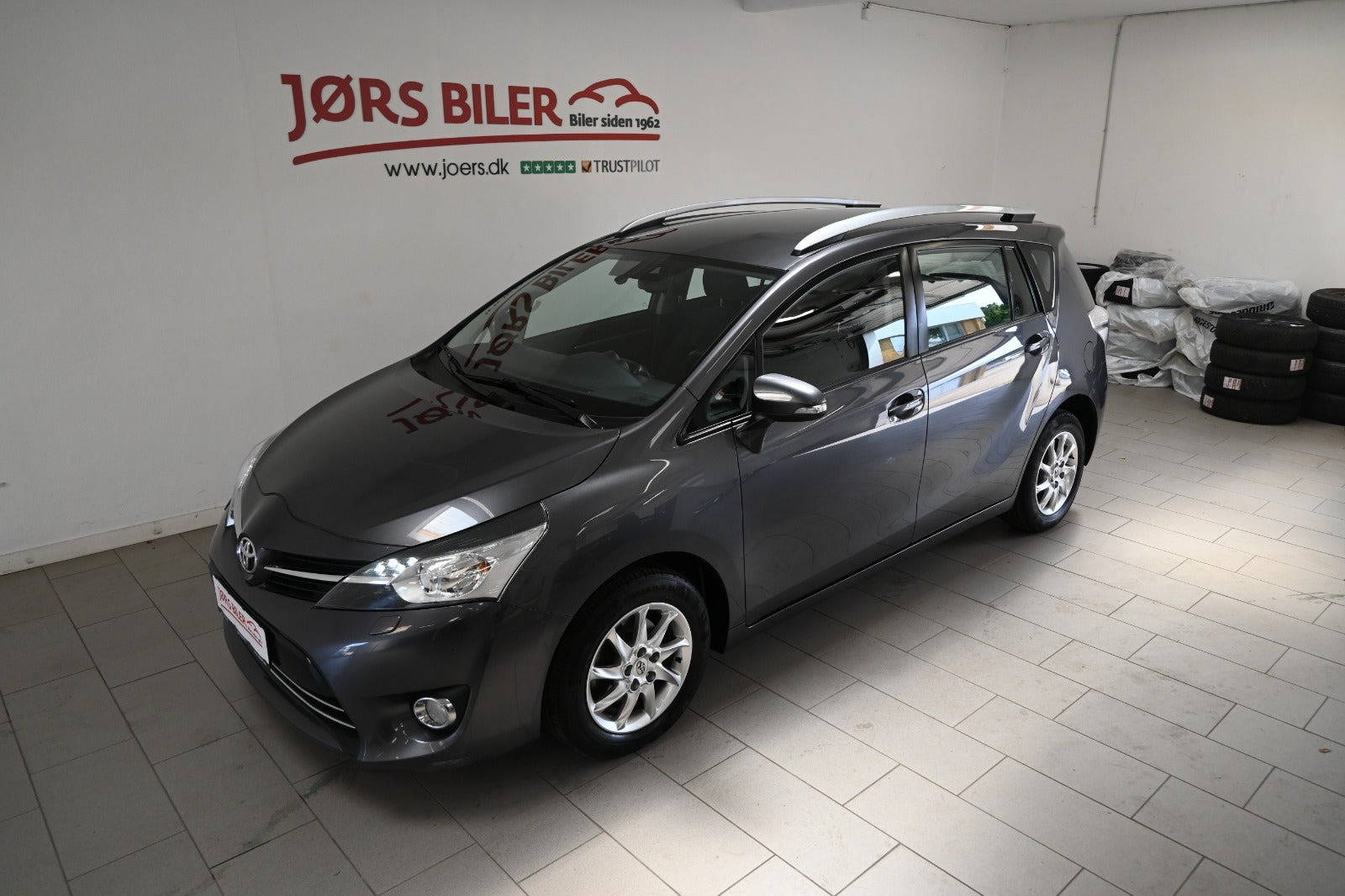 Grå Toyota Verso fra 2013