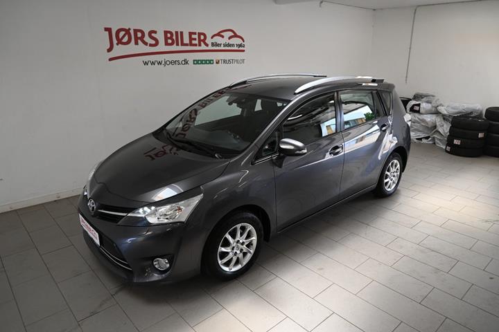 Grå Toyota Verso fra 2013
