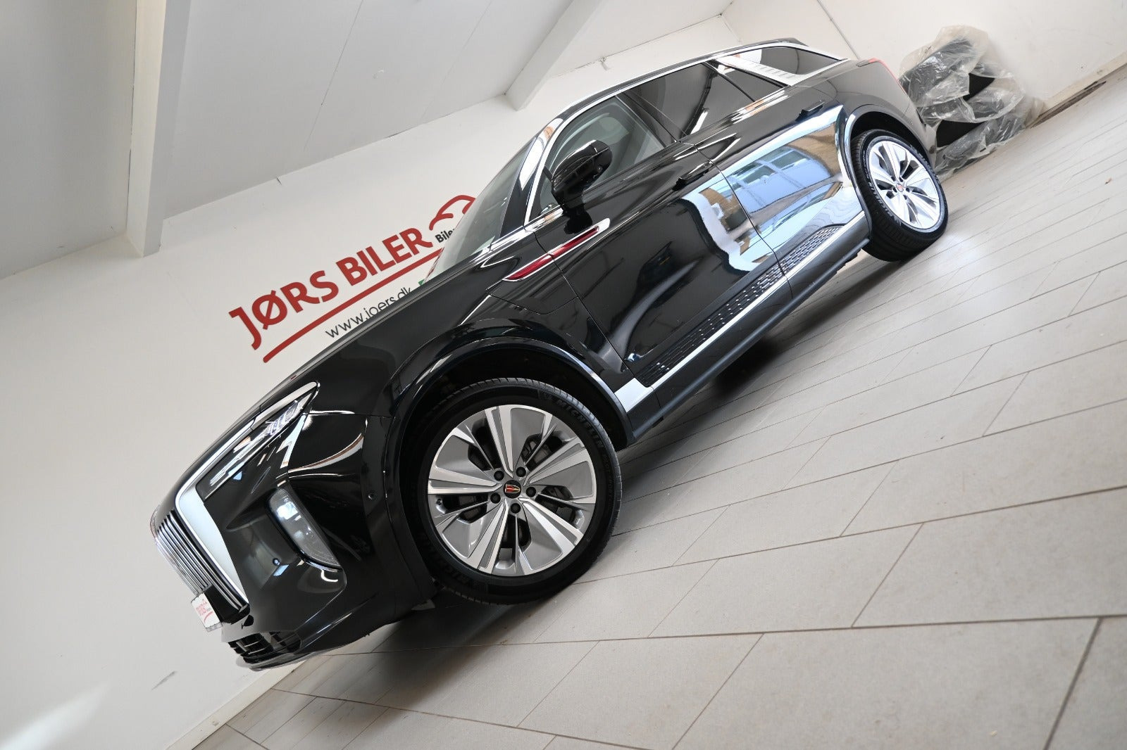 Sort Hongqi E-HS9 fra 2024