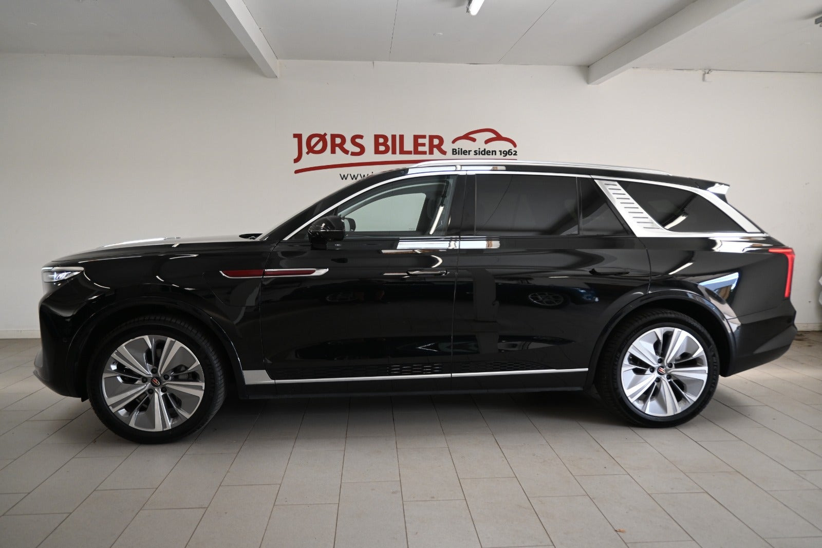 Sort Hongqi E-HS9 fra 2024