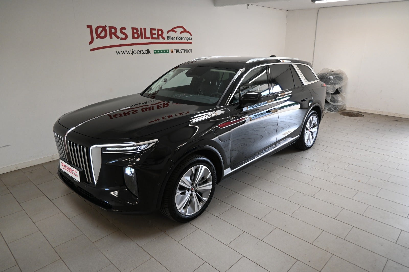 Sort Hongqi E-HS9 fra 2024