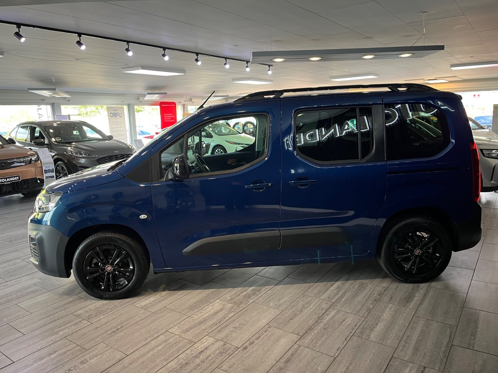 Blå Fiat Doblò E fra 2023