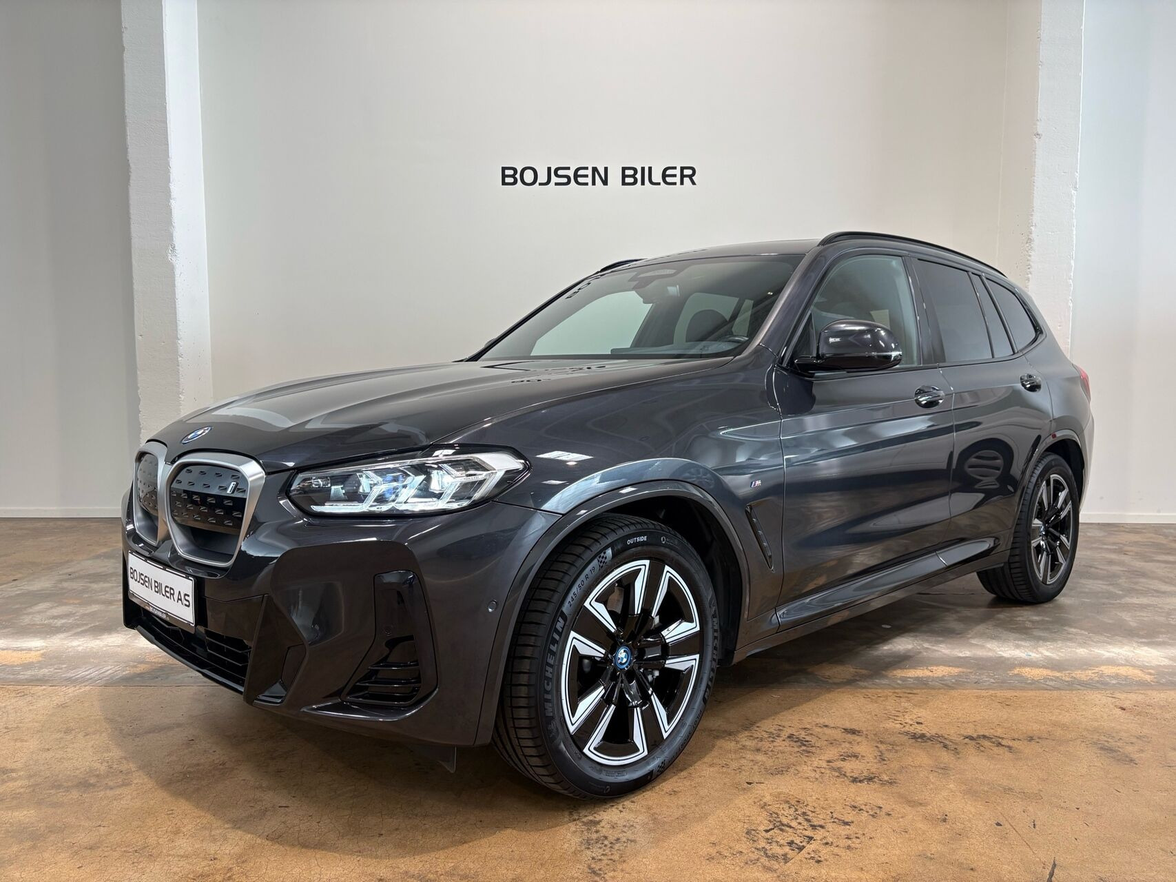 Grå BMW iX3 fra 2023