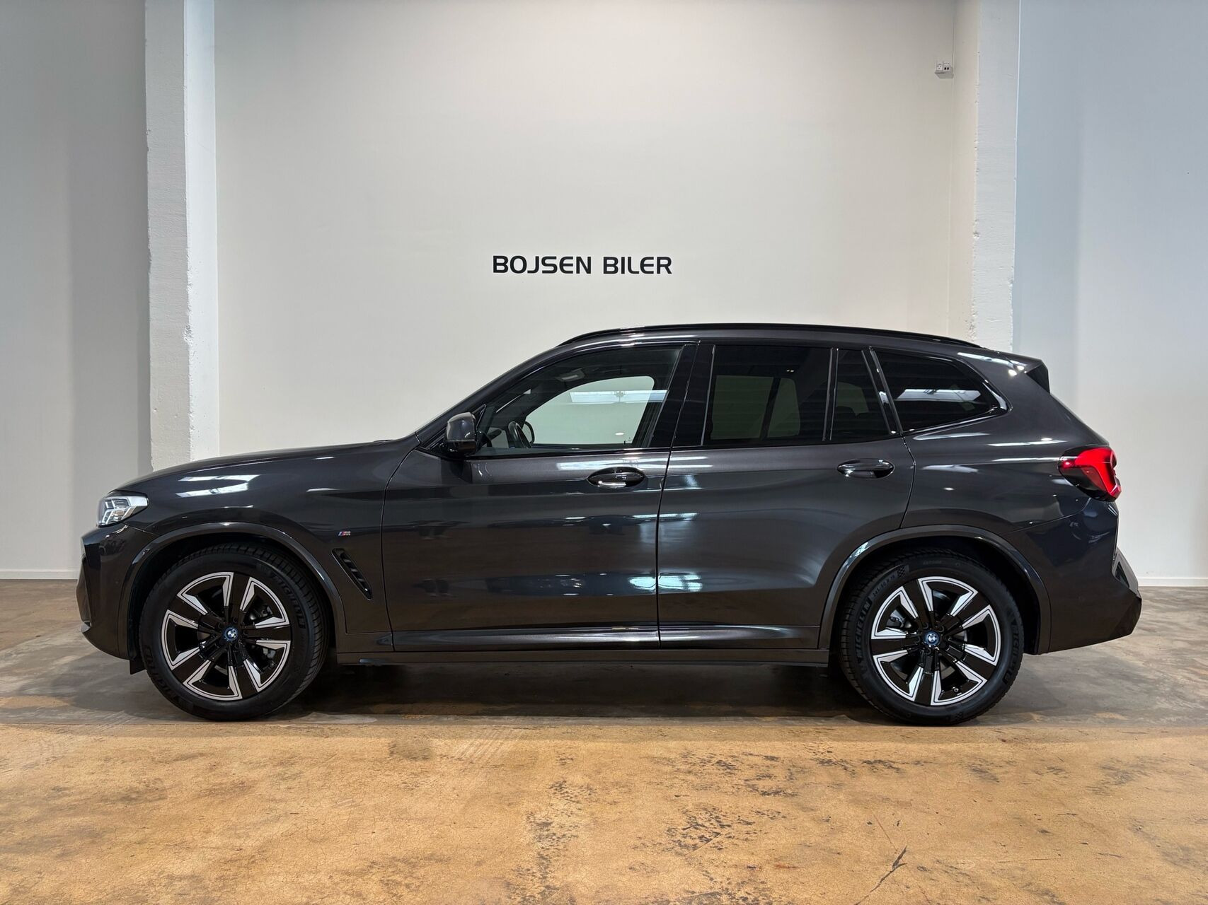 Grå BMW iX3 fra 2023