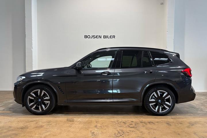 Grå BMW iX3 fra 2023