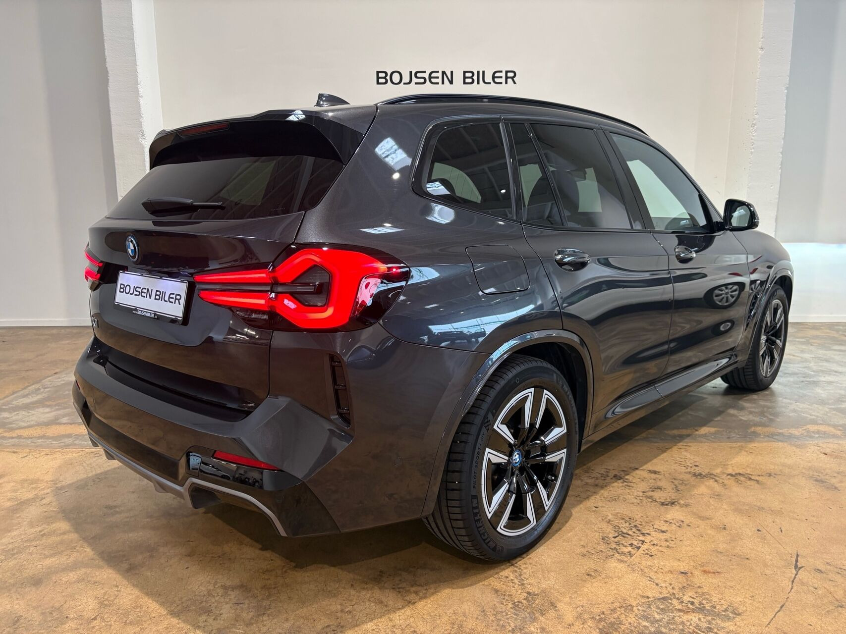 Grå BMW iX3 fra 2023