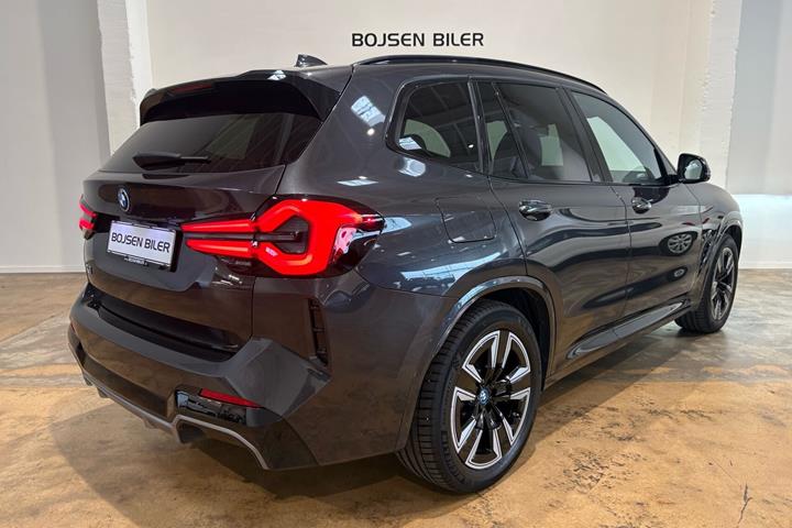 Grå BMW iX3 fra 2023