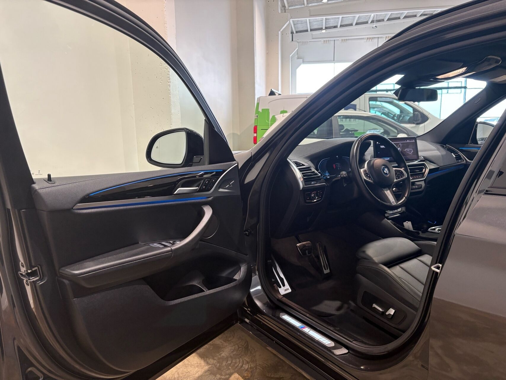 Grå BMW iX3 fra 2023