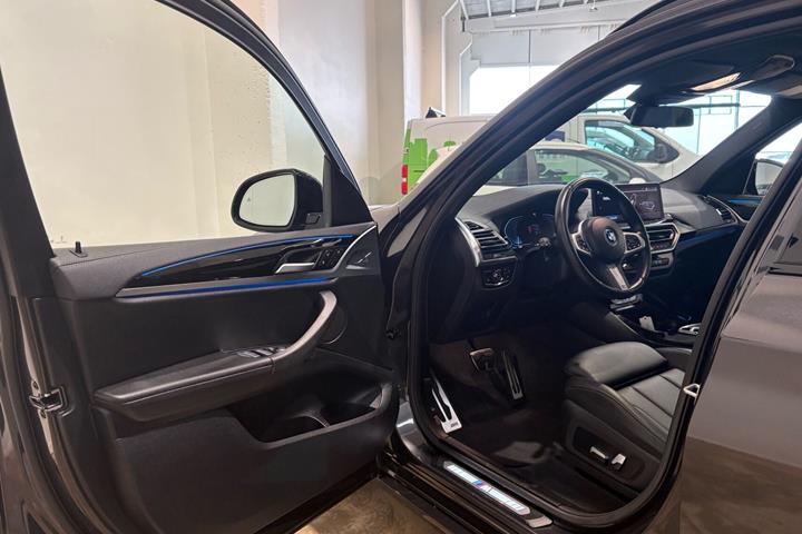 Grå BMW iX3 fra 2023