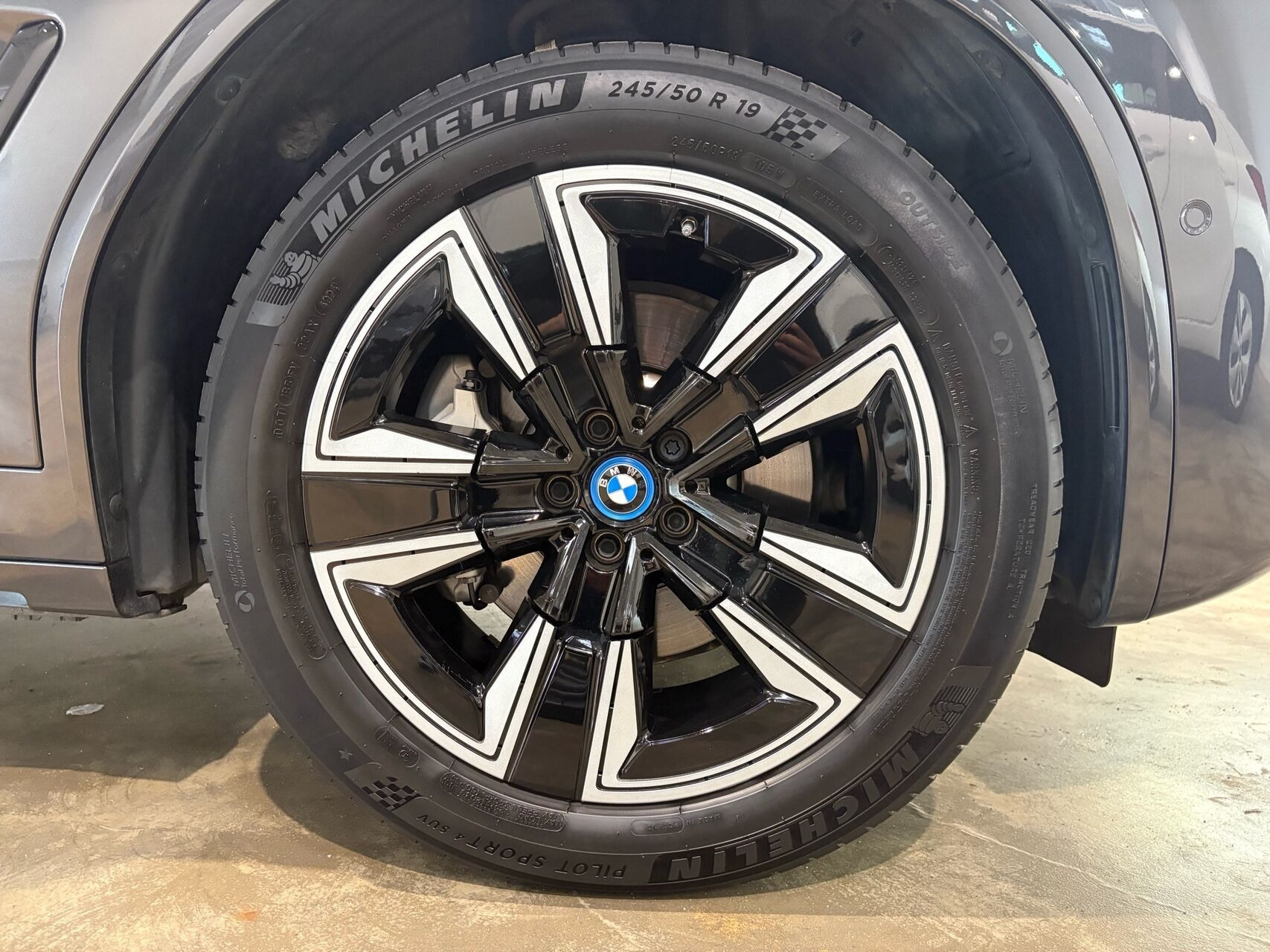 Grå BMW iX3 fra 2023