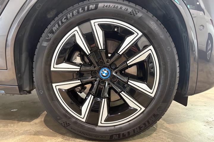 Grå BMW iX3 fra 2023
