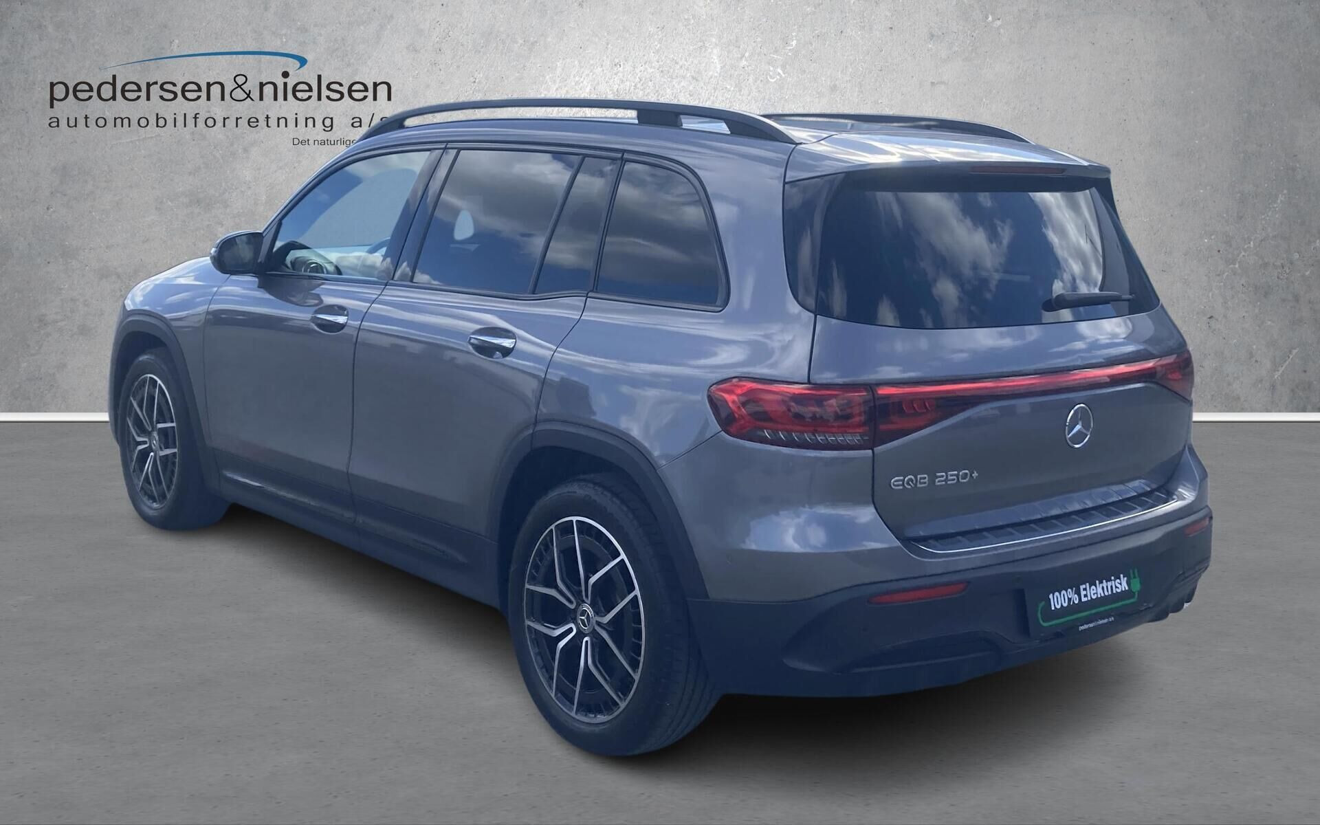 Sort Mercedes EQB 250+ fra 2023