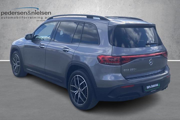 Sort Mercedes EQB 250+ fra 2023