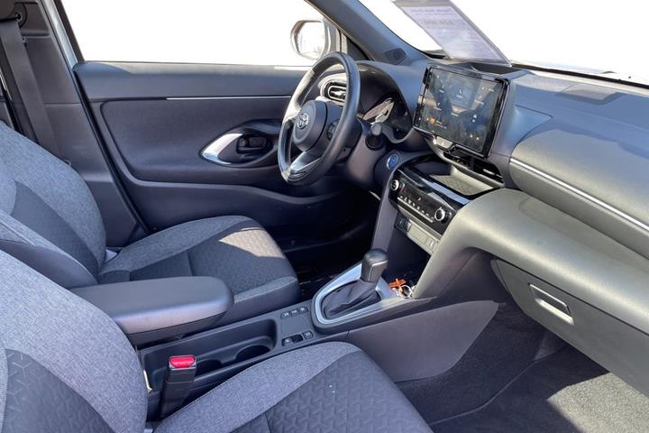 Grå Toyota Yaris Cross fra 2022