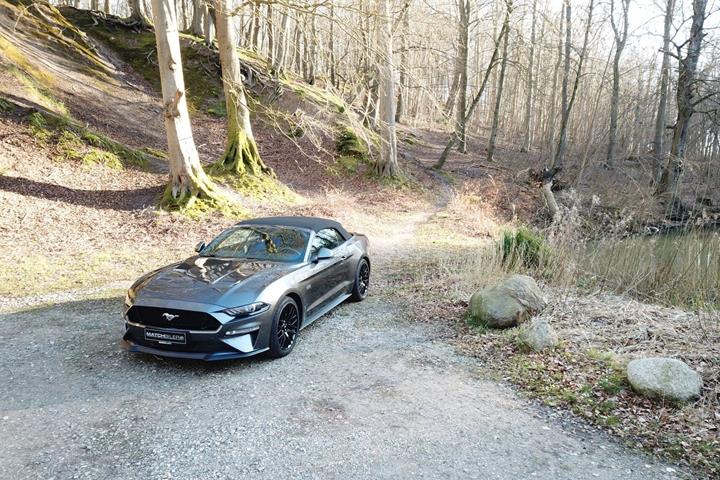Grå Ford Mustang fra 2015