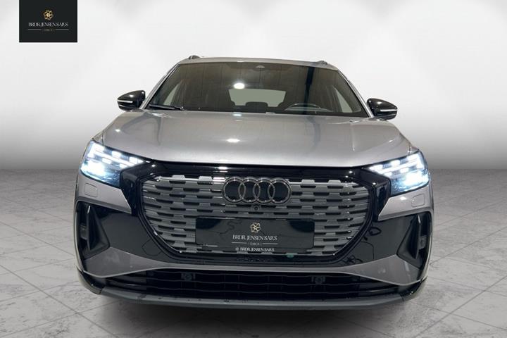 Grå Audi Q4 fra 2023