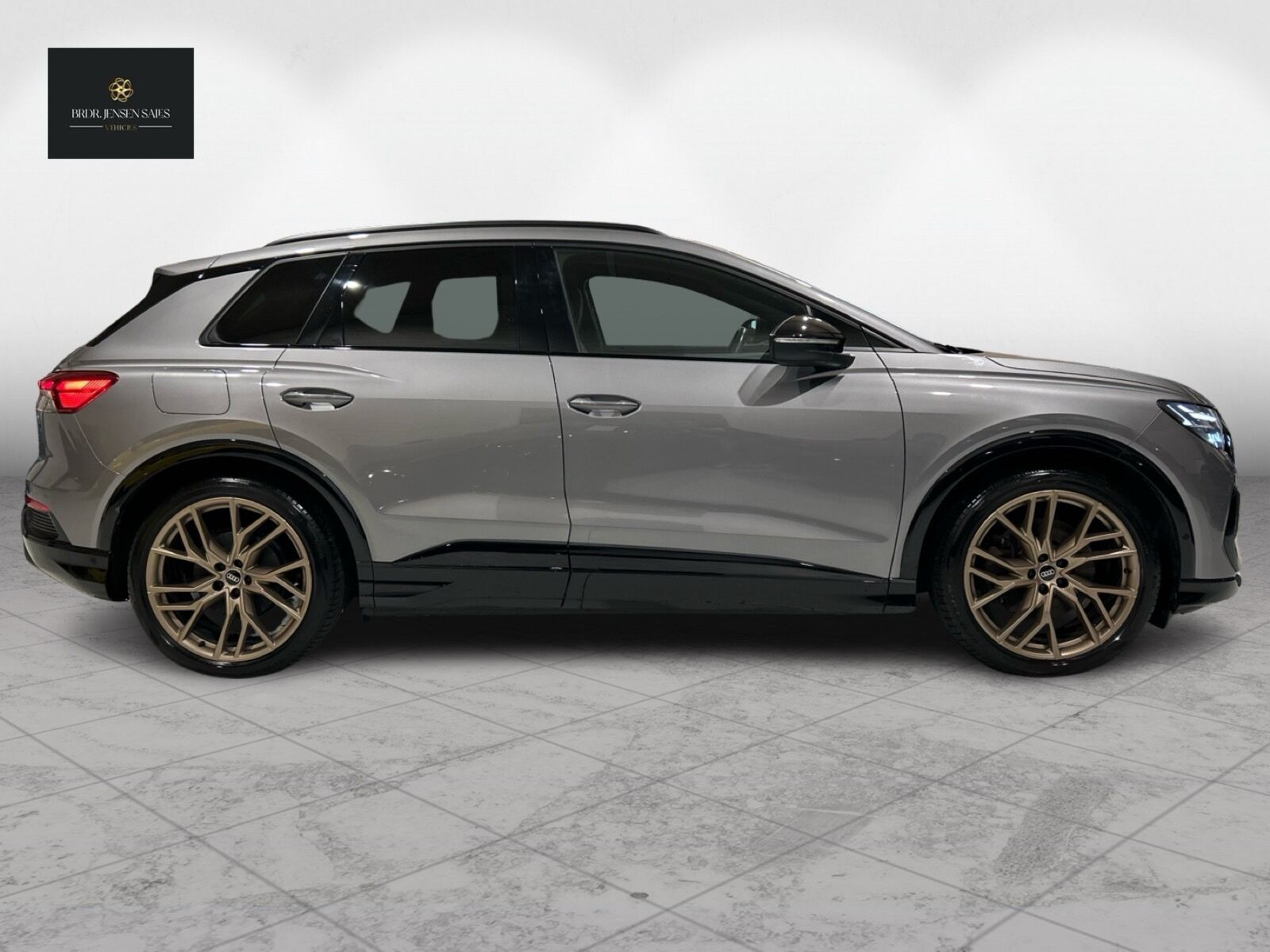 Grå Audi Q4 fra 2023