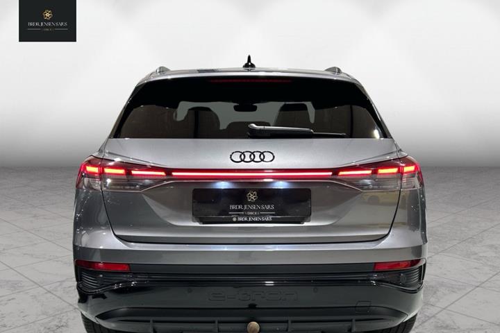Grå Audi Q4 fra 2023