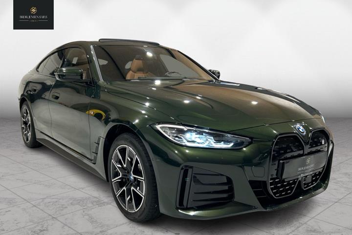 Grøn BMW i4 fra 2023 set udefra