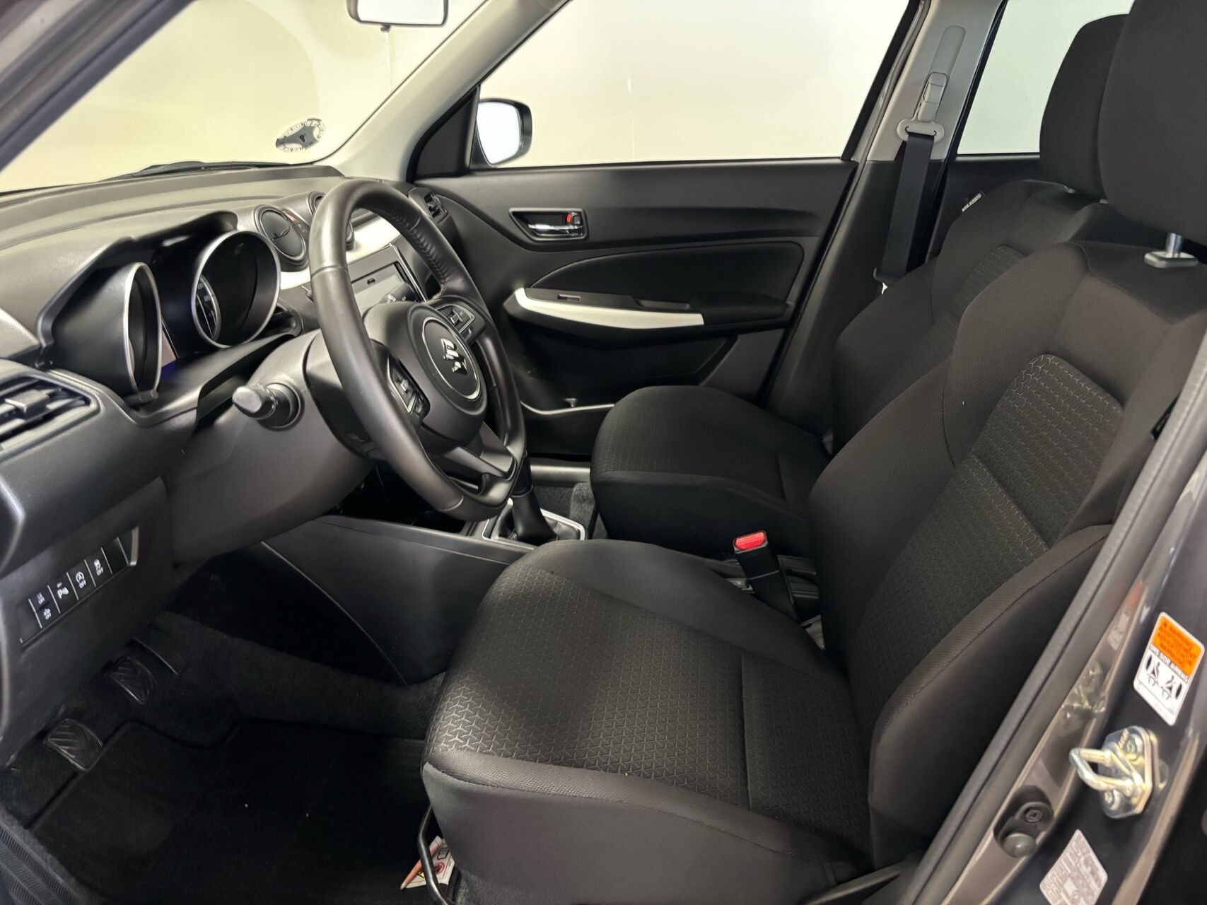 Grå Suzuki Swift fra 2024